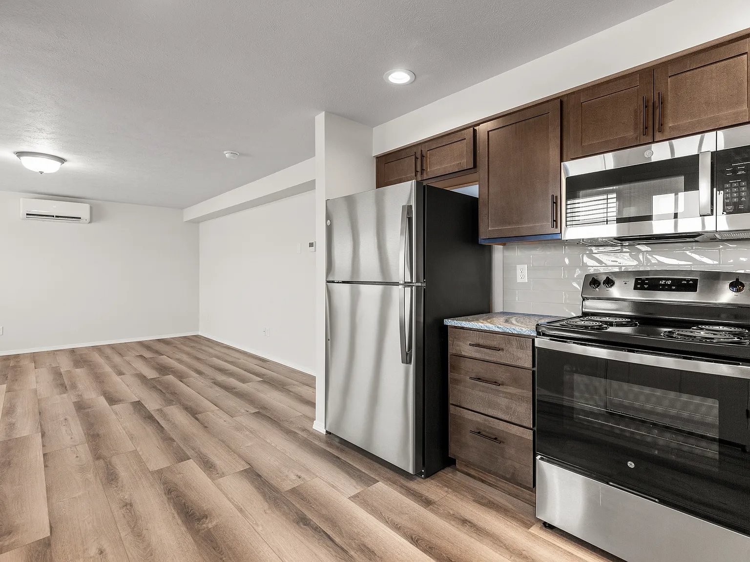 1 bed, 667 sqft, $1,321 — Photo 2