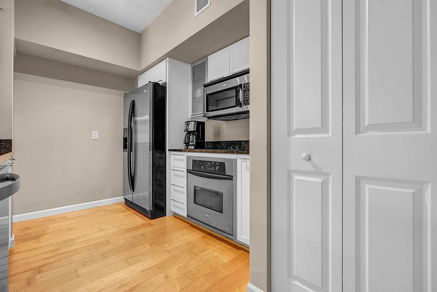 1 bed, 1.0 bath, 826 sqft, $6,000 — Photo 4