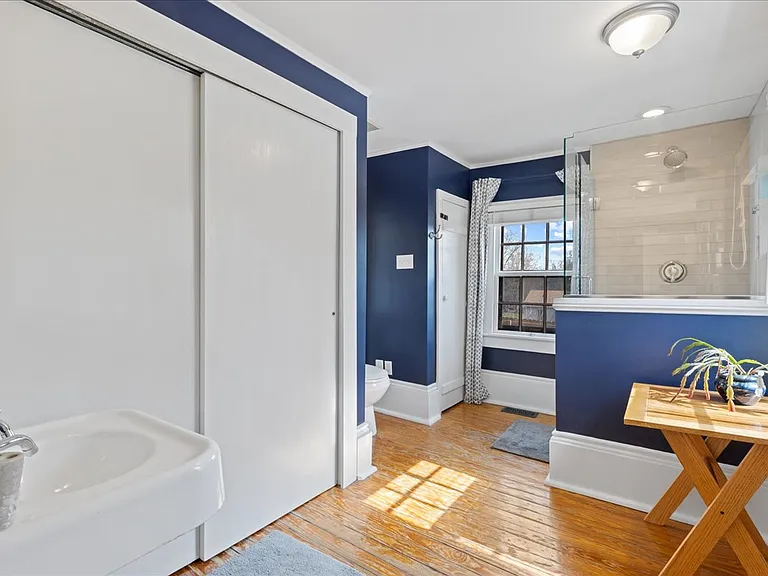 102 N East St — Photo 27