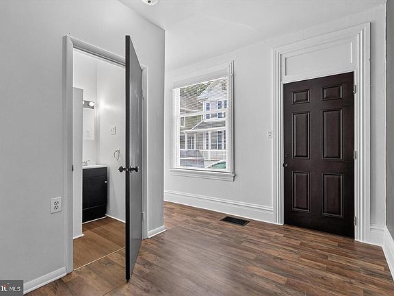 4th image of 115 E Locust St