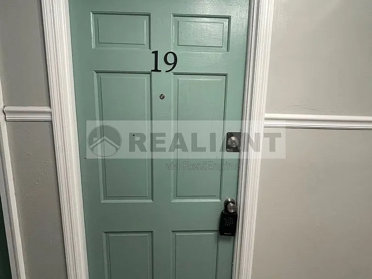 208 Lakeshore Dr #19 — Photo 2