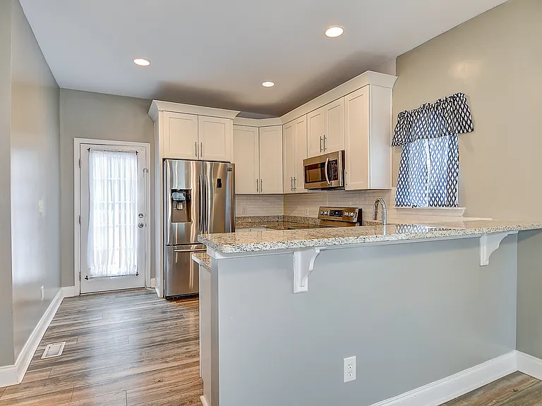 224 Taylor Ave W — Photo 14