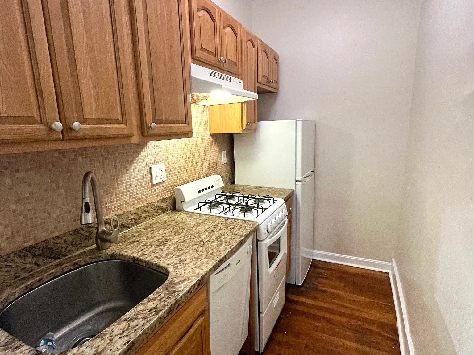 2 bed, 9999 sqft, $3,100 — Photo 2