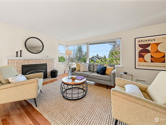 3rd image of 11210 Palatine Avenue N