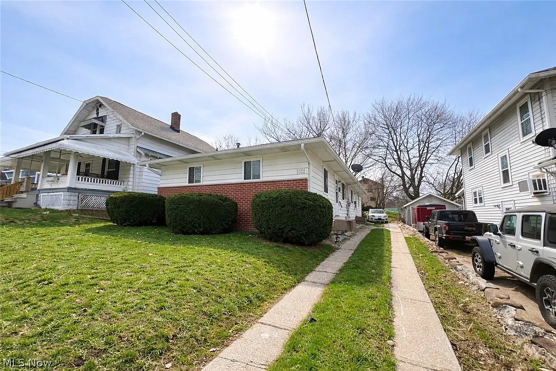 2566 & 2568 Albrecht Ave photo 1