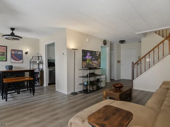 50 Iron Forge Sq, Pompton Lakes Boro, NJ 07442