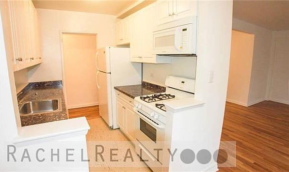 2nd image of 3950 Blackstone Ave APT 4L