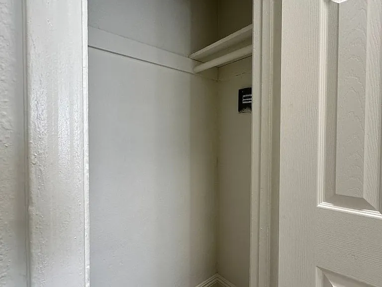 South LA Urban Apartments — Photo 12