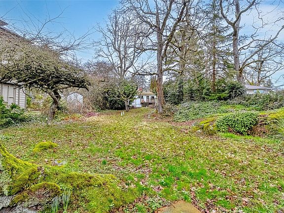 4th image of 1000 N Burnside Rd W