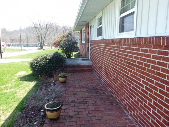 4th image of 228 Jennings St
