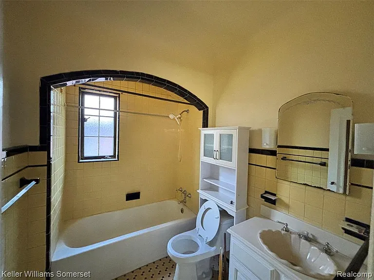 2943 Leslie St — Photo 10