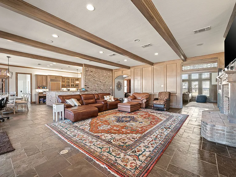 208 Highpoint Cir — Photo 30