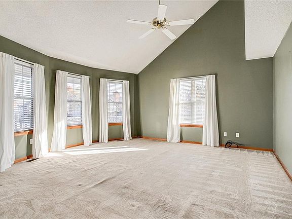 4th image of 333 NE Woodbury Dr