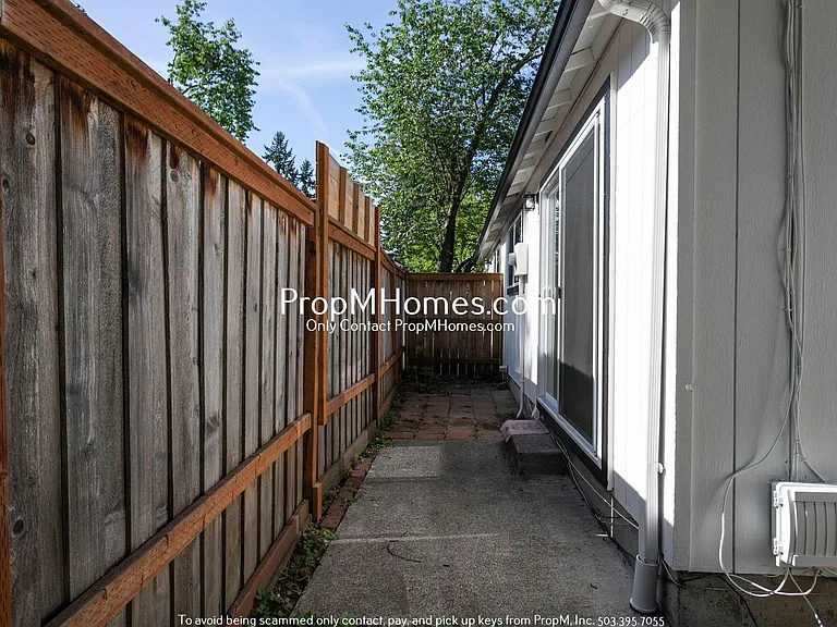 2216 SE Tacoma St — Photo 17