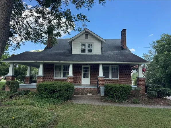 4635 Shattalon Dr, Winston Salem, NC 27106