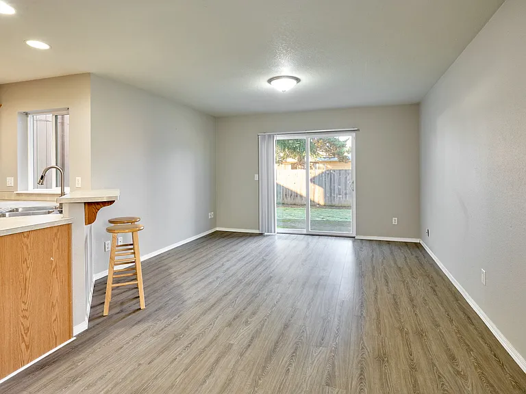 555 Ford St SE — Photo 7