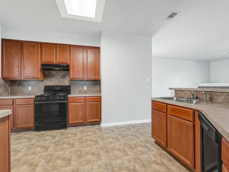 1827 Macondray Dr — Photo 9