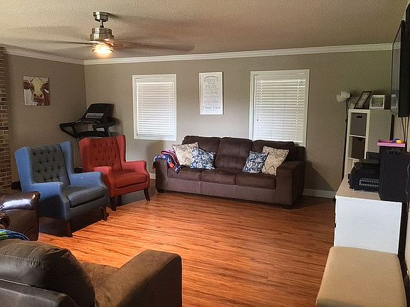 3rd image of 609 Meadow Cir