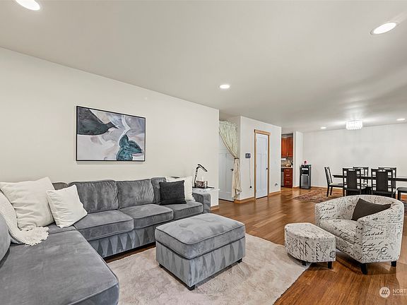 4th image of 20688 Nachant Drive NE