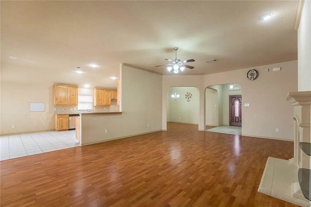 4 bed, 2.5 bath, 2204 sqft, $2,800 — Photo 4
