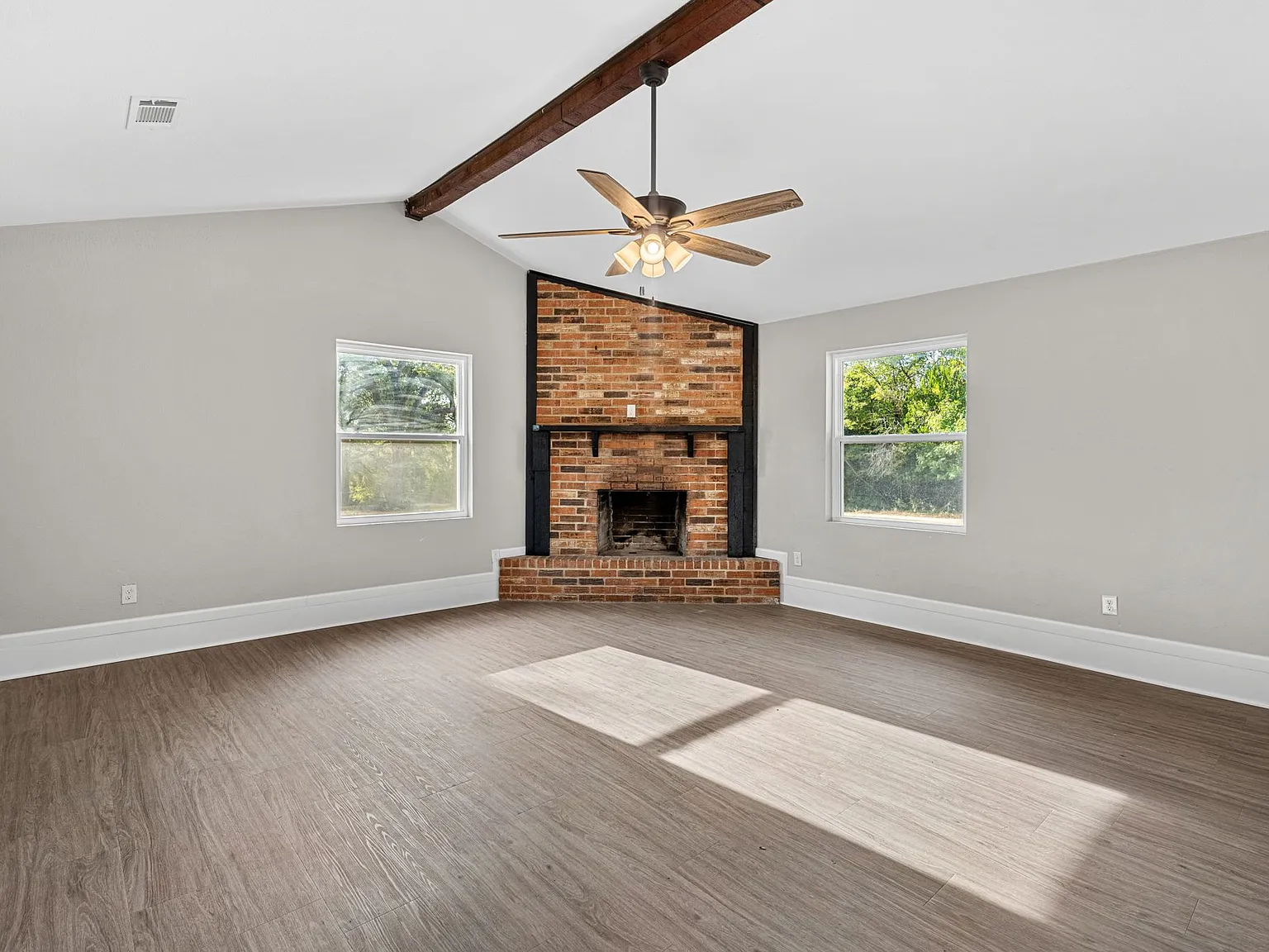 3 bed, 1.5 bath, 1445 sqft, $1,595 — Photo 3
