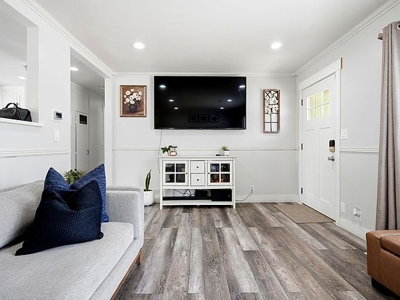 4th image of 3334 S Maple Way
