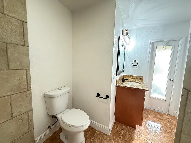 2712 SW 2nd Ave — Photo 9
