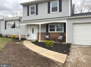 17 Clive Ct, Ewing, NJ 08638