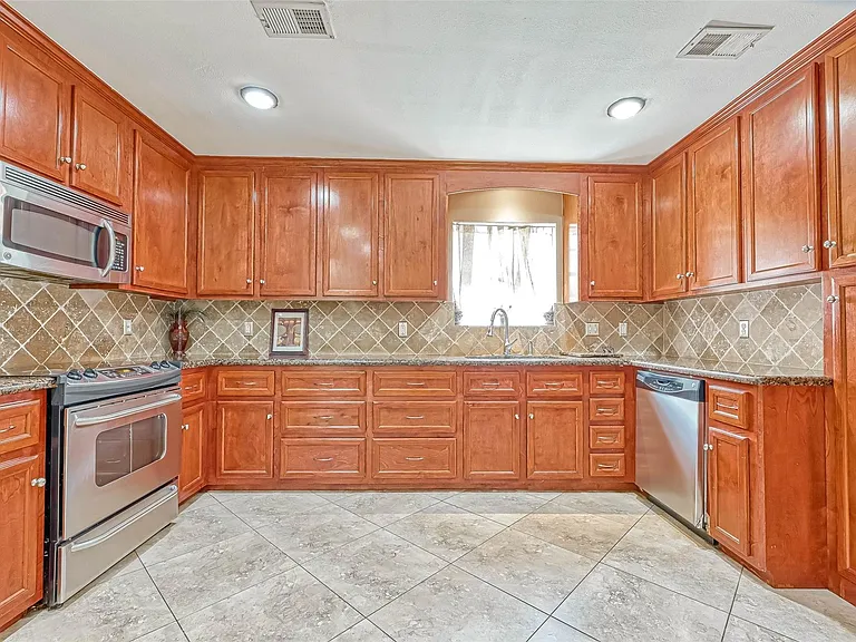 711 Lodgehill Ln — Photo 16