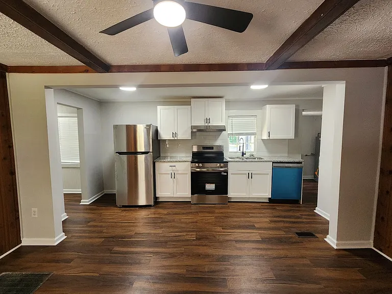 4118 Fairview Dr — Photo 2