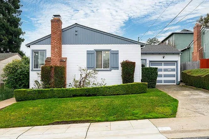 55 Burbank Ave photo 1