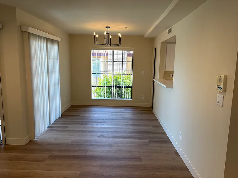 331 W Stocker St #10 — Photo 2