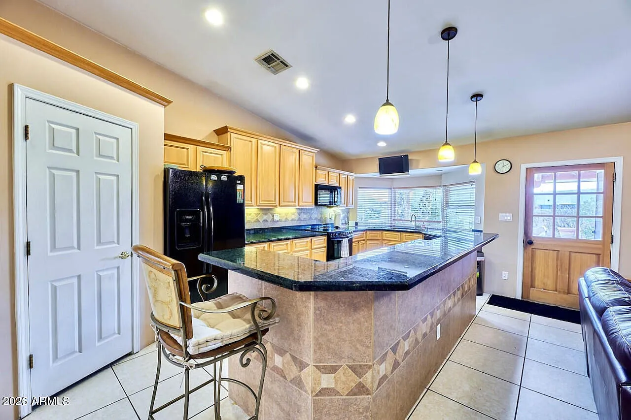 3 bed, 2.0 bath, 2024 sqft, $5,995 — Photo 1