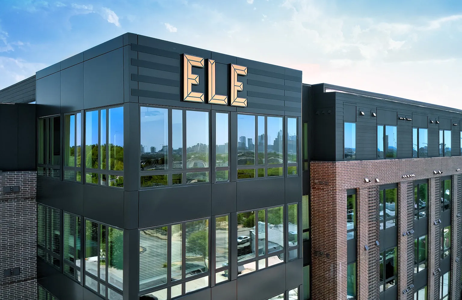 Ele — Photo 1