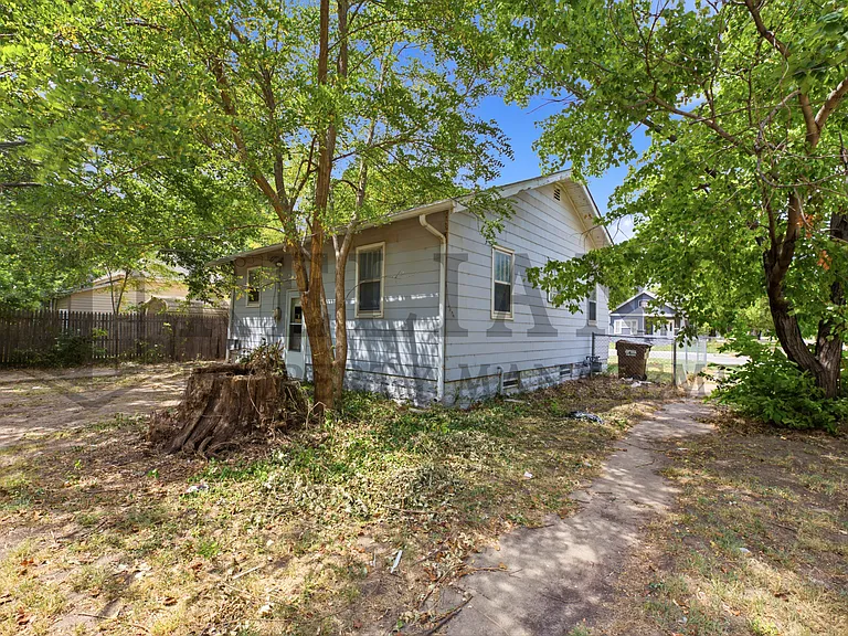 2301 W 3rd St N — Photo 4