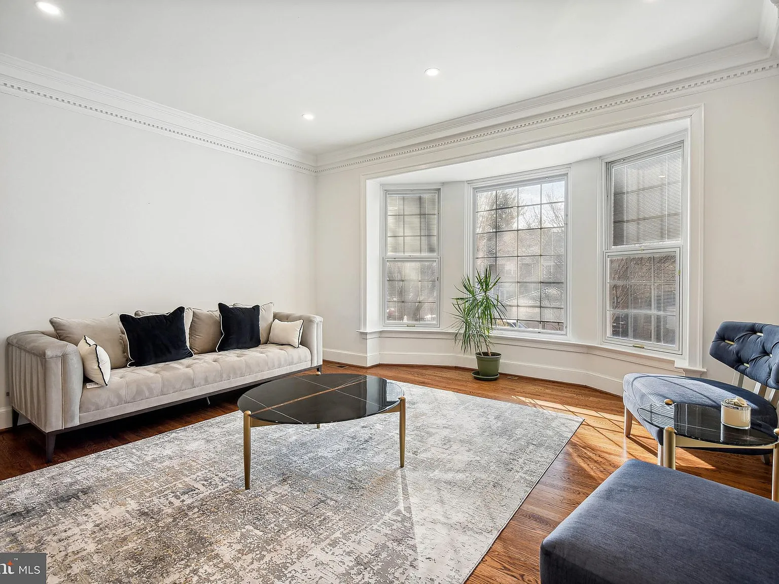 4 bed, 4.0 bath, 2700 sqft, $5,500 — Photo 3