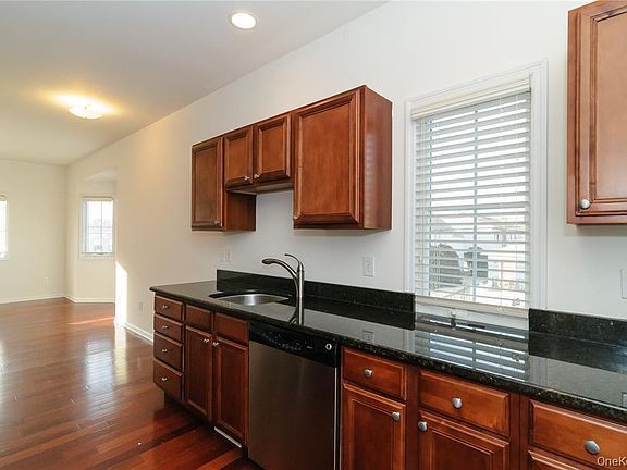 5th image of 330 Maple Ave APT 4