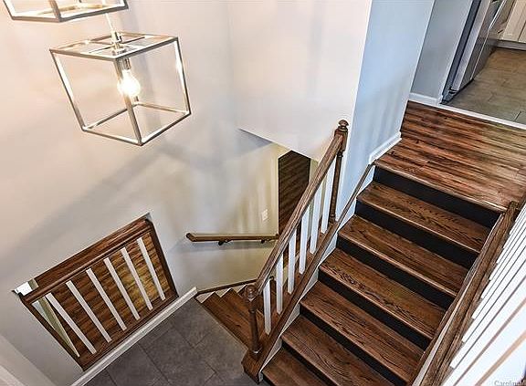 2nd image of 415 Vista Grande Cres