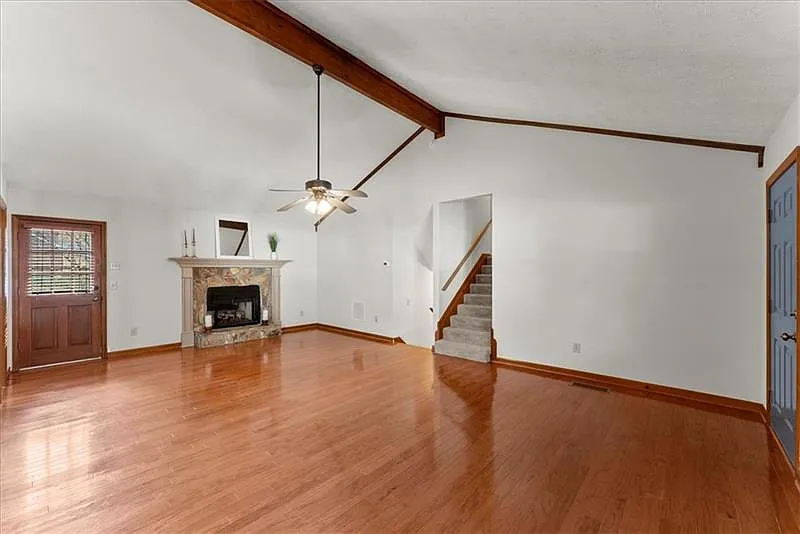3 bed, 2112 sqft, $2,250 — Photo 2