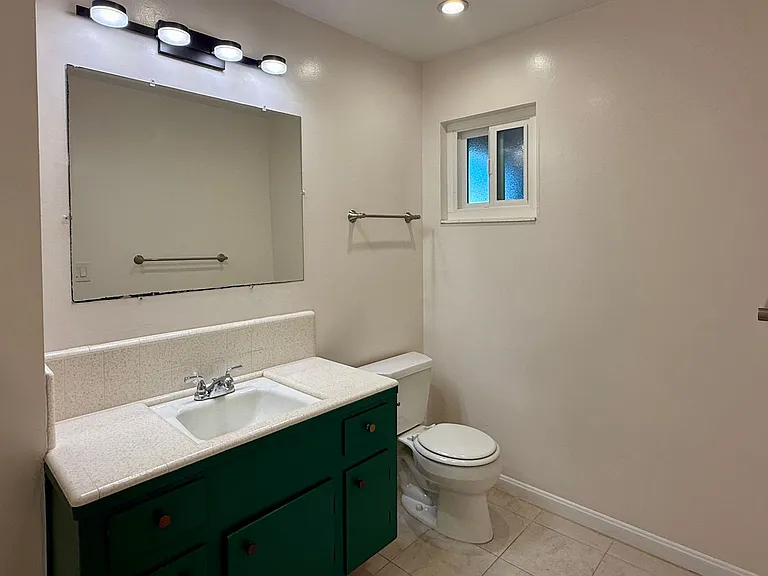 817/819 E Dana St — Photo 11