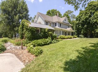 W247S8375 Stonehill Dr, Mukwonago, WI 53149