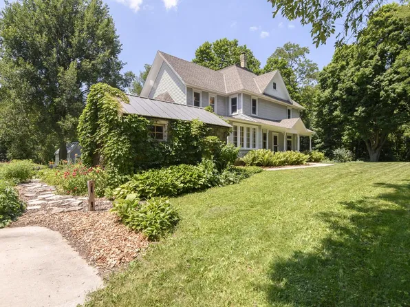 W247S8375 Stonehill DRIVE, Mukwonago, WI 53149