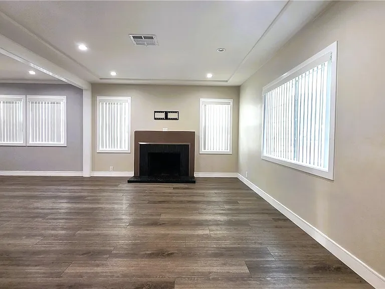 2431 N Lamer St — Photo 2