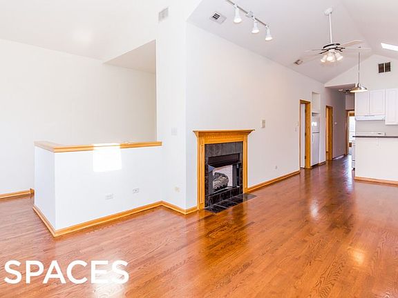 2nd image of 3327 N Sheffield Ave #3MR