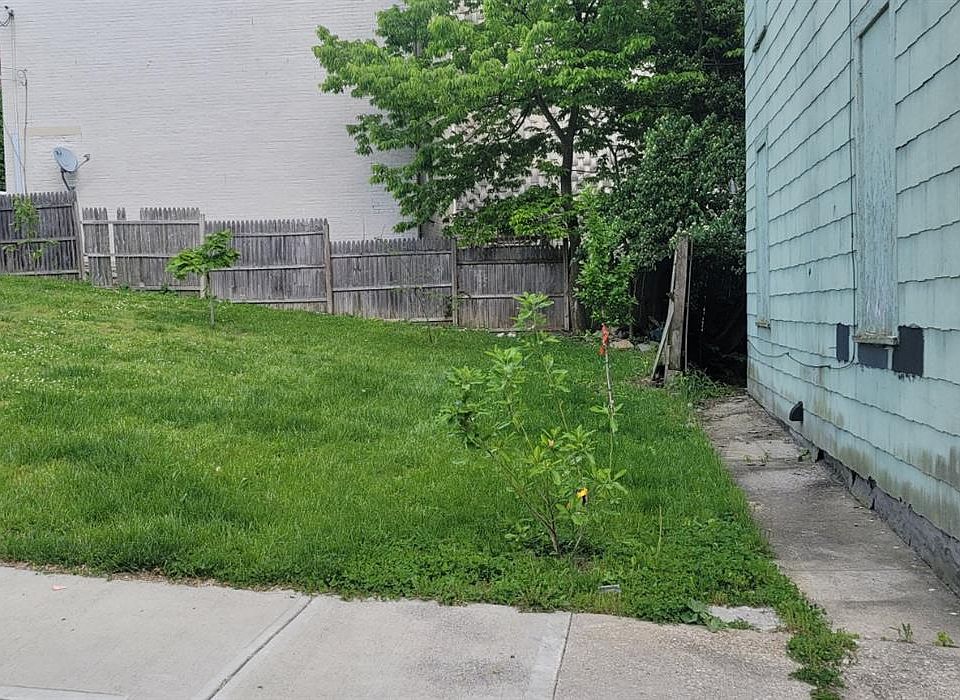 2nd image of 2514 Halstead St