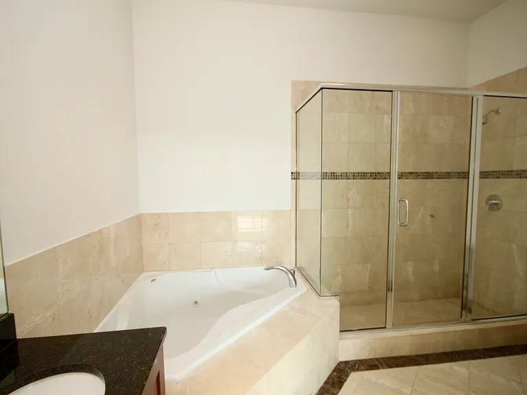4651 N Greenview #409 — Photo 13