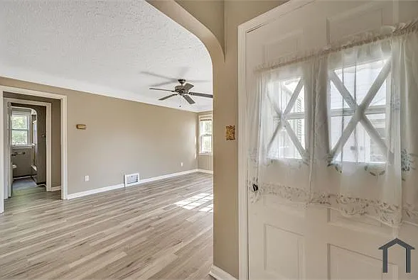 10713 Vernon Ave — Photo 13