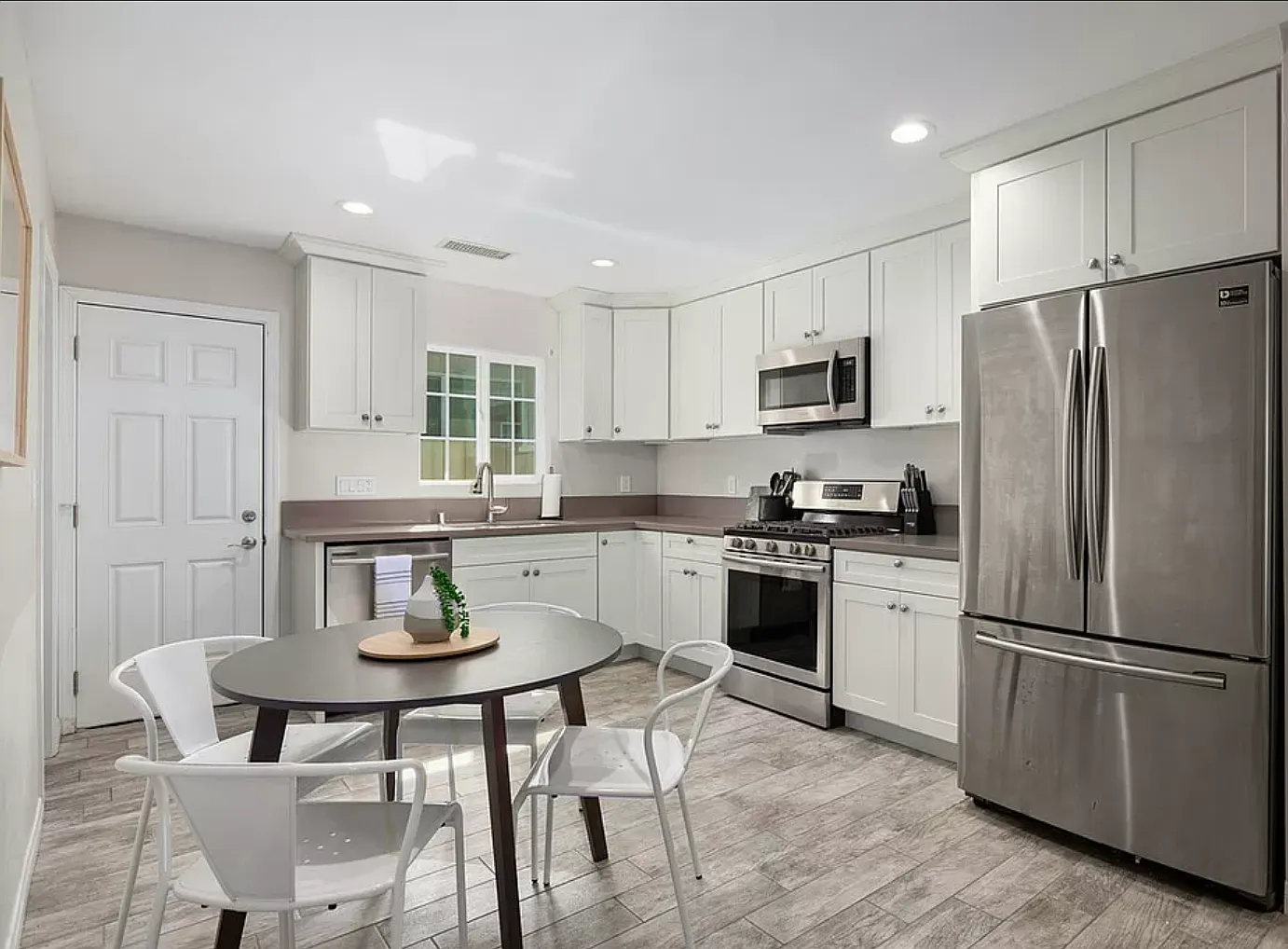3 bed, 2.0 bath, 1308 sqft, $4,999 — Photo 4