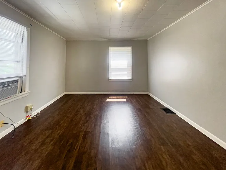 824 W University Ave — Photo 17