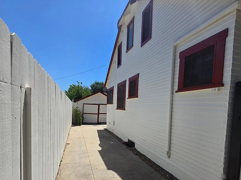 1692 N Marengo Ave — Photo 22